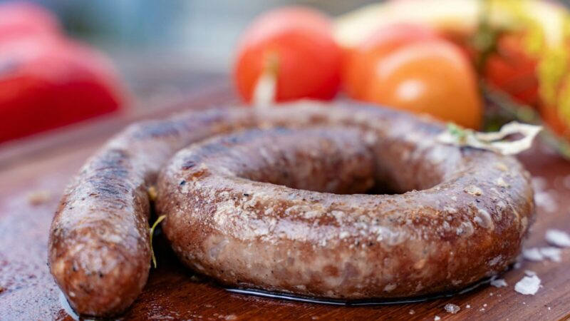 Vienas paprastas ingredientas ir naminė dešra tampa dar gardesnė: kas jį naudoja, kitaip gaminti nebenori