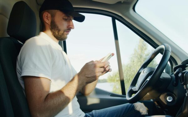 Telefonas rankoje gali kainuoti brangiai: Konektikute svarstomi griežtesni draudimai vairuotojams