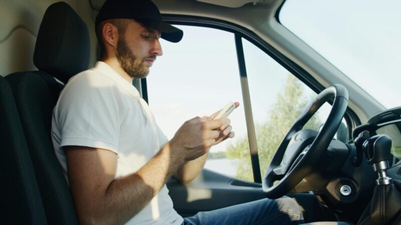 Telefonas rankoje gali kainuoti brangiai: Konektikute svarstomi griežtesni draudimai vairuotojams