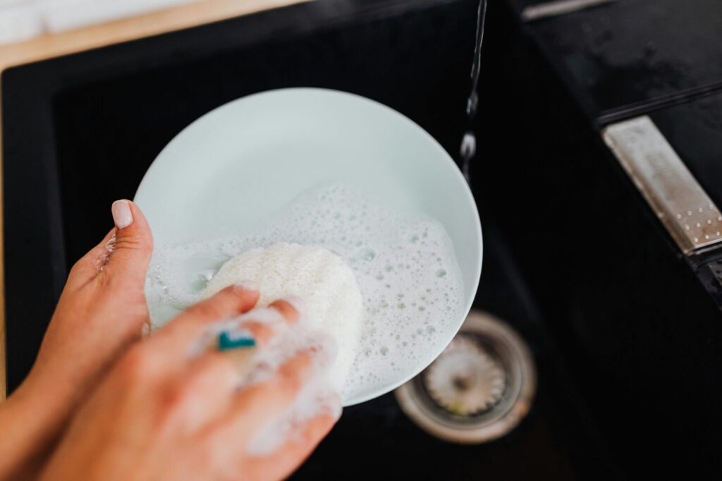 Lėkščių plovimas. Pexels nuotr.