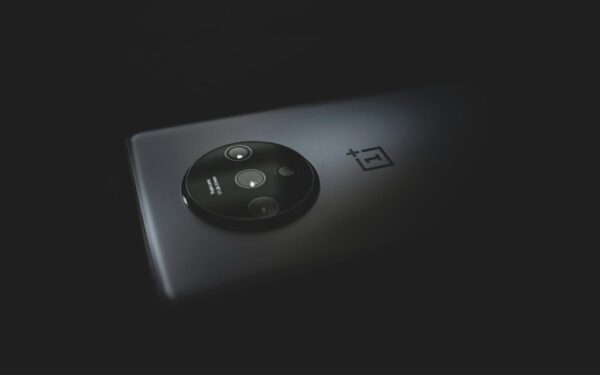 „OnePlus“ tyliai dingsta iš „Best Buy“ vitrinų: vartotojai įtaria didelius pokyčius