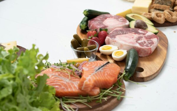 Gydytojai perspėja: „Low carb“ dietos populiarumas auga, bet viena klaida gali stipriai pabloginti savijautą