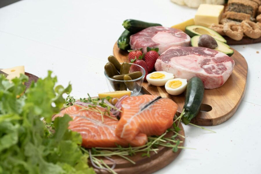 Gydytojai perspėja: „Low carb“ dietos populiarumas auga, bet viena klaida gali stipriai pabloginti savijautą