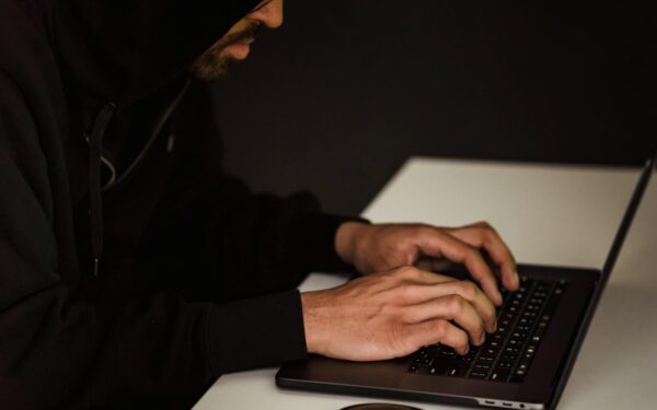 „Google“ perspėja apie naują grėsmę: DI galėjo būti panaudotas masinei kibernetinei atakai