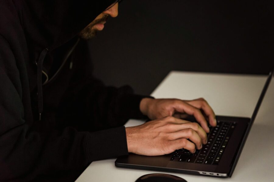 „Google“ perspėja apie naują grėsmę: DI galėjo būti panaudotas masinei kibernetinei atakai