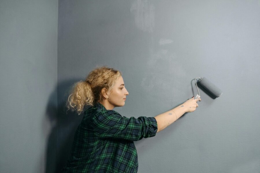 Ryškios sienos traukiasi iš mados: nauja interjero kryptis primena prabangius apartamentus