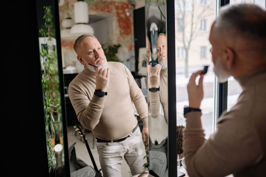 Vyras žiūrintis į veidrodį. Pexels nuotr.