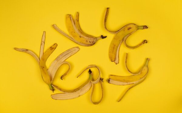 Sodininkai bananų žieveles mirko vandenyje dėl vienos priežasties, kurią išbandę tikrai apsidžiaugsite