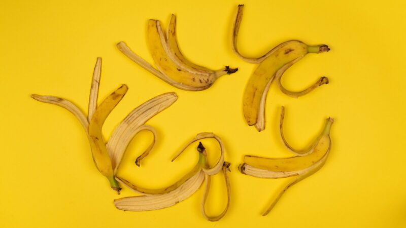 Sodininkai bananų žieveles mirko vandenyje dėl vienos priežasties, kurią išbandę tikrai apsidžiaugsite