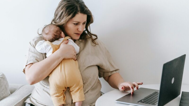 Tyrimas atskleidė nemalonią realybę: mamoms paaukštinimo tikimybė ženkliai mažesnė