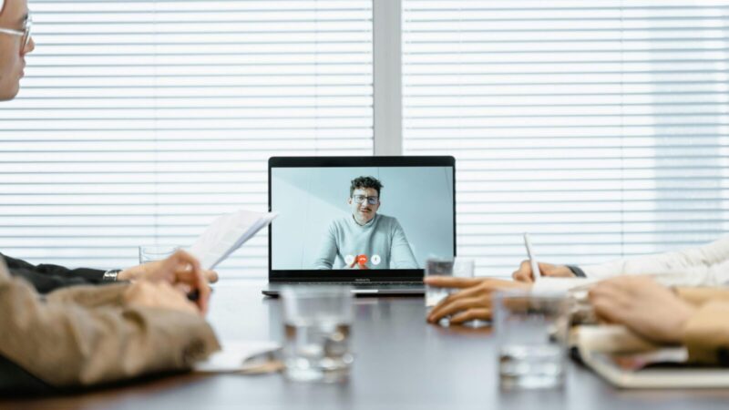 „Google Meet“ naujovė: vartotojai galės valdyti dirbtinio intelekto generuojamus užrašus