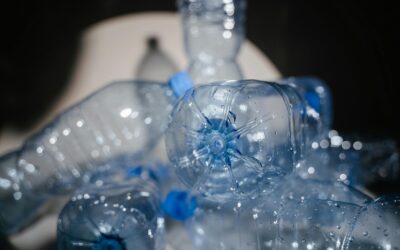 Mokslininkai žengė didelį žingsnį kovoje su plastiko atliekomis: butelis po naudojimo tiesiog išnyksta