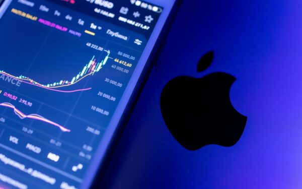 Rinka laukia vieno atsakymo iš „Apple“: ar „Siri“ pagaliau pasivys DI lenktynese?