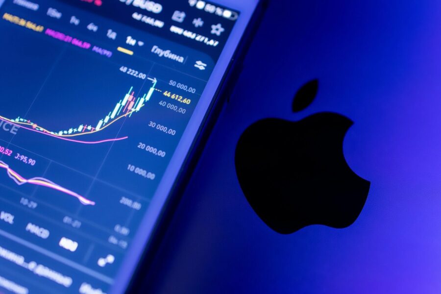 Rinka laukia vieno atsakymo iš „Apple“: ar „Siri“ pagaliau pasivys DI lenktynese?