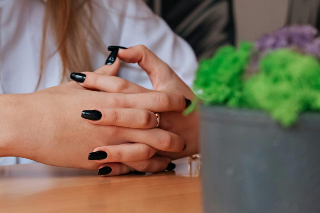 Juodas manikiūras. Pexels nuotr.