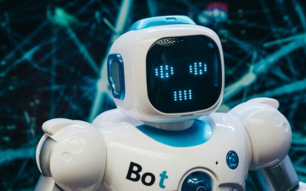 Dirbtinis intelektas perima vis daugiau darbų: siūloma įvesti minimalų atlyginimą robotams