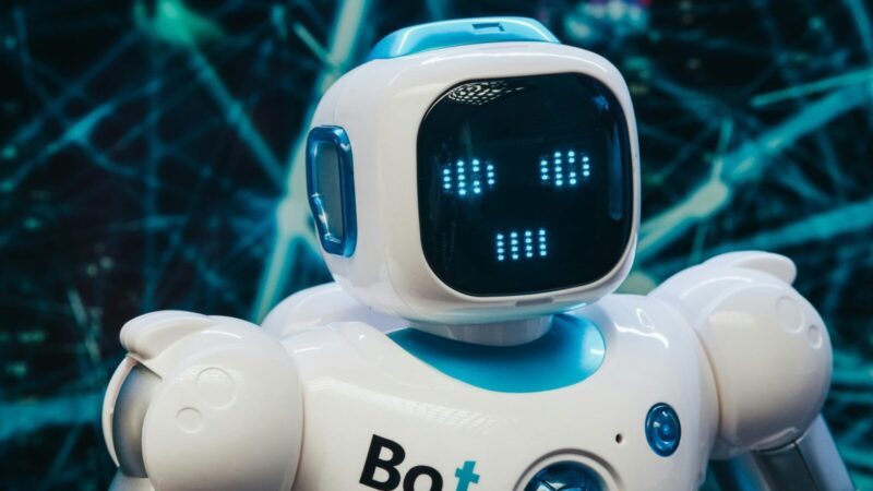 Dirbtinis intelektas perima vis daugiau darbų: siūloma įvesti minimalų atlyginimą robotams