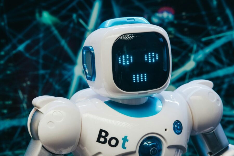 Dirbtinis intelektas perima vis daugiau darbų: siūloma įvesti minimalų atlyginimą robotams