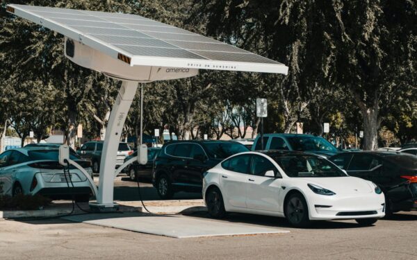 „Tesla“ saulės stogų projektas kelia klausimų: bendrovė viešai nebeskelbia svarbių duomenų