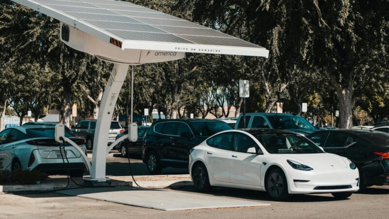 „Tesla“ saulės stogų projektas kelia klausimų: bendrovė viešai nebeskelbia svarbių duomenų