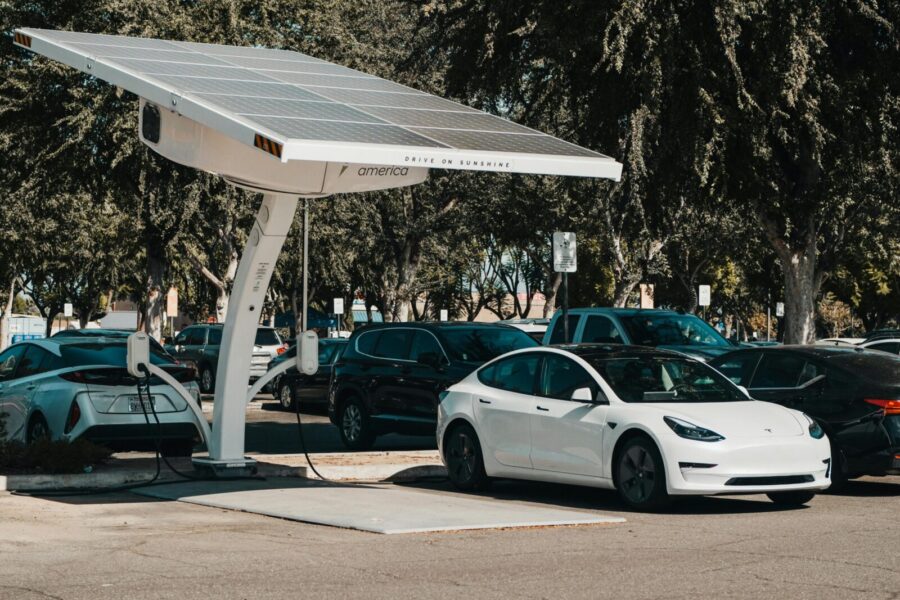 „Tesla“ saulės stogų projektas kelia klausimų: bendrovė viešai nebeskelbia svarbių duomenų