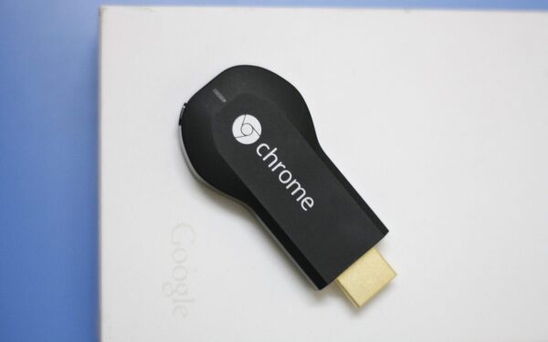 Pirmasis „Google“ Chromecast masiškai stringa: vartotojai įtaria tyčinį ribojimą