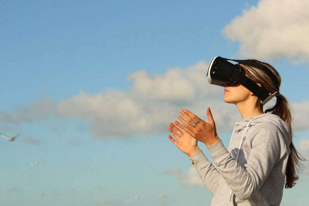 Moteris su virtualios realybės akiniais. Pixabay nuotr.