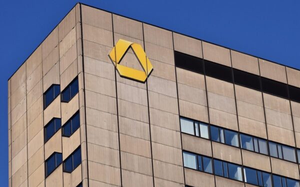 „Commerzbank“ kelia pelno tikslus ir atleidžia darbuotojus: auga įtampa dėl perėmimo