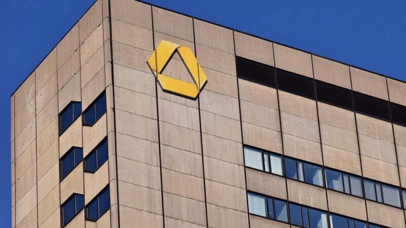 „Commerzbank“ kelia pelno tikslus ir atleidžia darbuotojus: auga įtampa dėl perėmimo