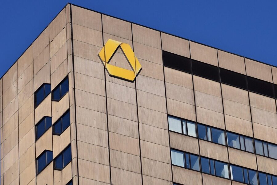 „Commerzbank“ kelia pelno tikslus ir atleidžia darbuotojus: auga įtampa dėl perėmimo