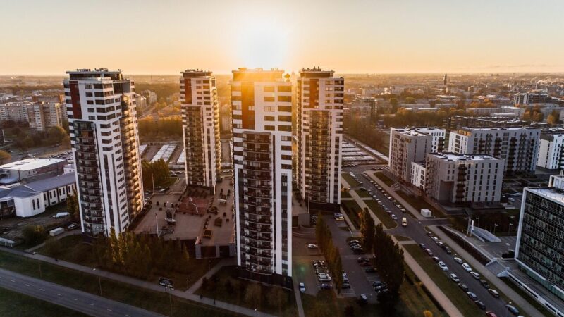 Dronų krizė Latvijoje pareikalavo aukų politikoje: atsistatydino premjerė ir ministras
