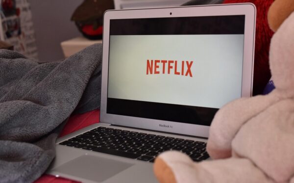 „Devil May Cry“ bendruomenė pastebėjo klaidą akimirksniu: „Netflix“ teko traukti marškinėlius iš prekybos