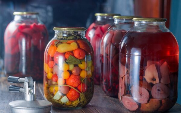 Močiutės gėrimas grįžta: kompotas gali būti sveikesnis nei limonadas, bet svarbi viena detalė