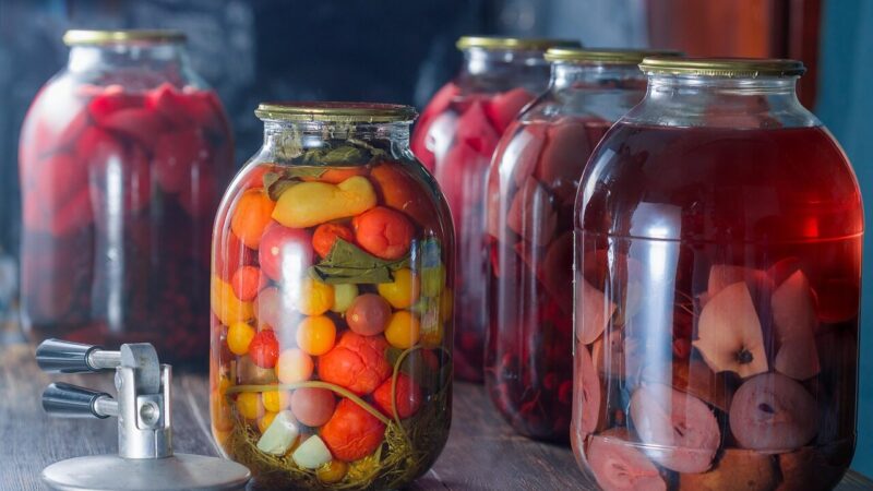 Močiutės gėrimas grįžta: kompotas gali būti sveikesnis nei limonadas, bet svarbi viena detalė