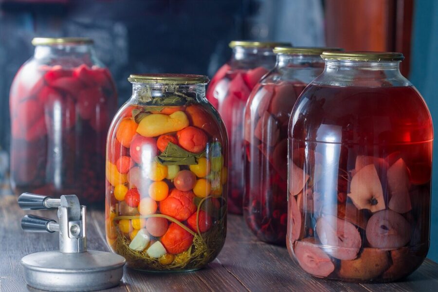 Močiutės gėrimas grįžta: kompotas gali būti sveikesnis nei limonadas, bet svarbi viena detalė