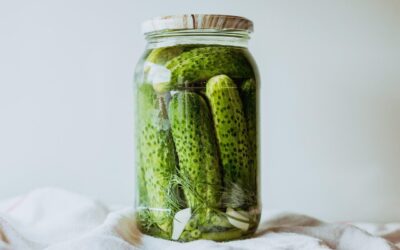 Norite traškių silpnai sūdytų agurkų jau rytoj? Į stiklainį įdėkite vieną dalyką
