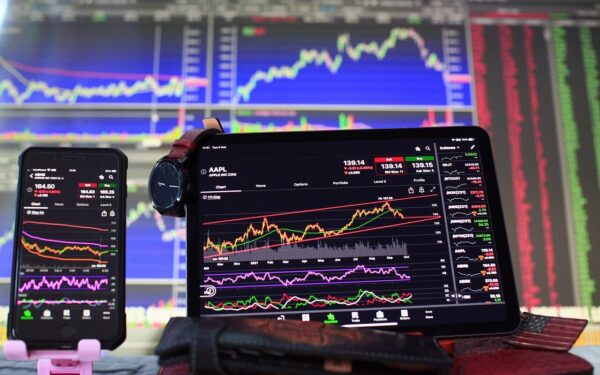 Dirbtinio intelekto euforija rinkose toliau stiprėja: investuotojai taikosi į naujas aukštumas