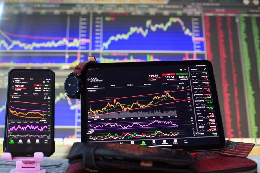 Dirbtinio intelekto euforija rinkose toliau stiprėja: investuotojai taikosi į naujas aukštumas