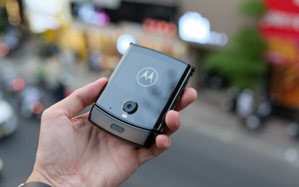 „Motorola“ atsidūrė dėmesio centre: telefonai gali pelnytis iš jūsų „Amazon“ paspaudimų
