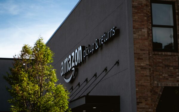 „Amazon“ nori, kad pamirštumėte parduotuves: pristatymas tampa beveik momentinis