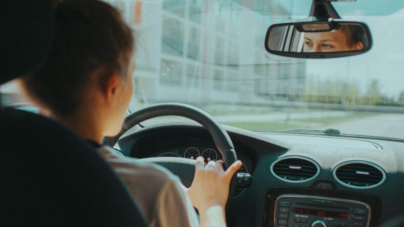 Tėvai ir ekspertai pasidalijo į dvi stovyklas: verda ginčas dėl paauglių vairavimo