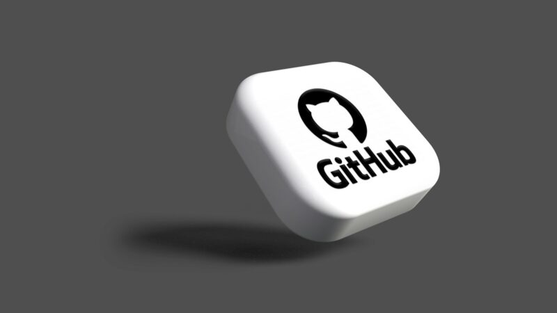 „GitHub“ klumpa pačiu blogiausiu metu: DI kodo lenktynėse kyla rimtas chaosas
