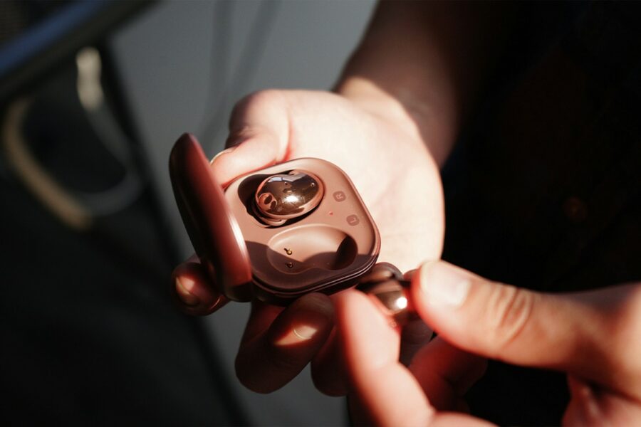 Samsung Galaxy buds. Unsplash nuotr.