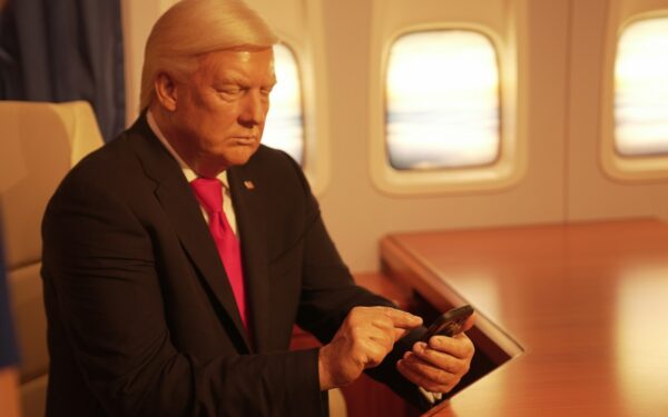 Trumpas perspėjo Europą: jei nebus susitarimo, muitai gali šoktelėti iki 25 proc.