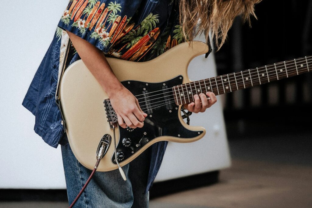 Moteris su gitara. Unsplash nuotr.