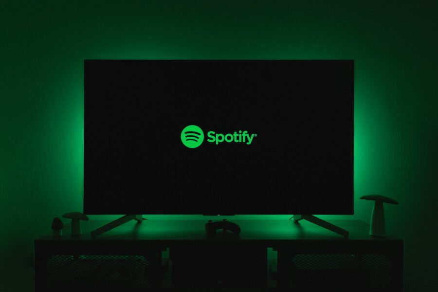 „Spotify“ televizoriuje. Unsplash nuotr.