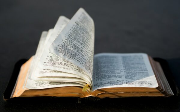 Dirbtinis intelektas aptiko tai, ko žmonės nematė šimtmečius: nustatė tris skirtingus Biblijos rašymo stilius