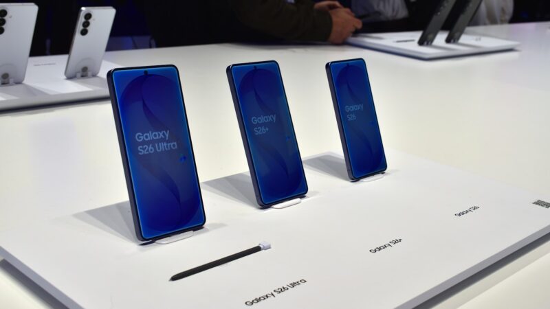 Pirkėjai pavargo nuo šio sprendimo: štai kodėl lenkti telefonų ekranai prarado populiarumą