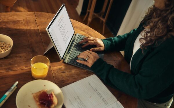 Milijardiniai pasiūlymai ir akcijų paketai: sužinokite, kaip technologijų bendrovės vilioja DI talentus