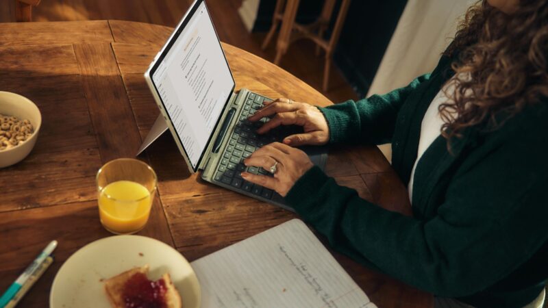 Milijardiniai pasiūlymai ir akcijų paketai: sužinokite, kaip technologijų bendrovės vilioja DI talentus